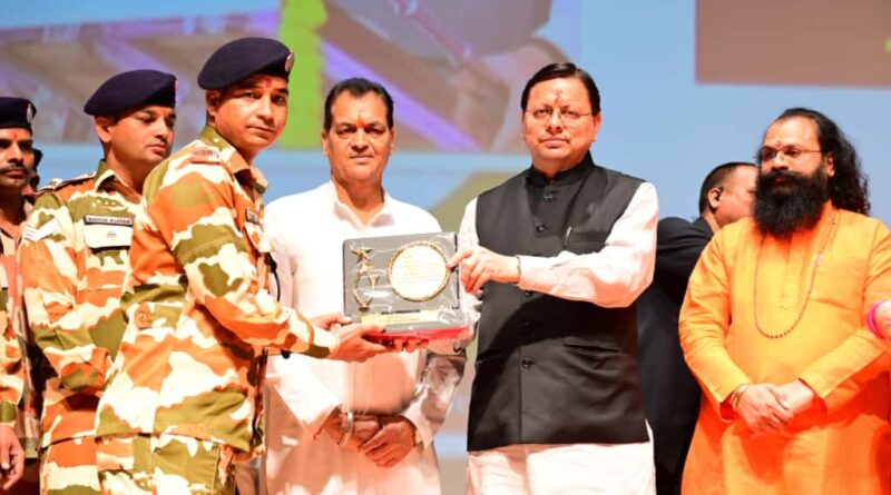 मुख्यमंत्री  पुष्कर सिंह धामी में आपदा में सहयोग वाले कर्मियों को सम्मानित किया  आपदा प्रबंधन प्रशिक्षण को स्कूल-कॉलेजों में शामिल करने की प्रक्रिया जारी