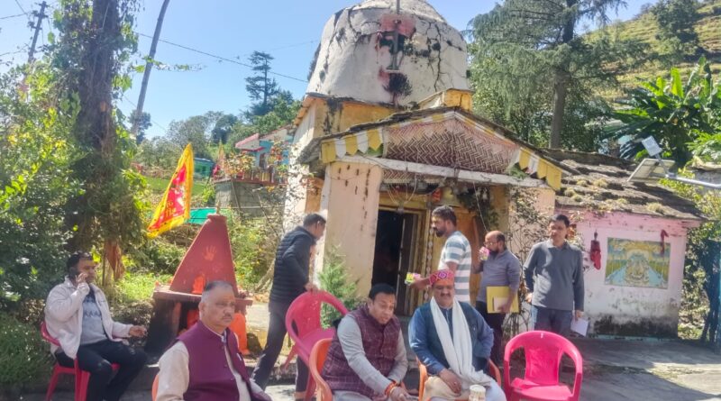 बदरीनाथ – केदारनाथ मंदिर समिति (बीकेटीसी )अध्यक्ष हेमंत द्विवेदी सहित पदाधिकारियों ने चांई गांव स्थित सीता माता मंदिर में दर्शन पश्चात मंदिर जीर्णोद्धार तथा सौंदर्यीकरण हेतु स्थलीय अवलोकन किया।