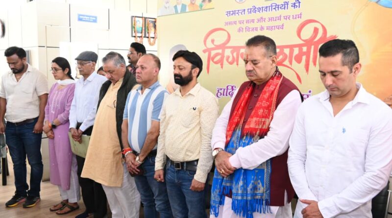 पश्रीदेव सुमन नगर मंडल के पार्टी पदाधिकारियों के साथ आत्मनिर्भर भारत अभियान के तहत आयोजित होने वाले कार्यक्रम की तैयारियों को लेकर बैठक करते कैबिनेट मंत्री गणेश जोशी।