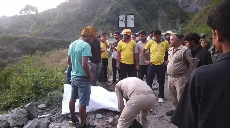 जनपद देहरादून:एस.डी.आर.एफ. द्वारा बदराज मंदिर क्षेत्र में लापता युवक का किया गया शव बरामद
