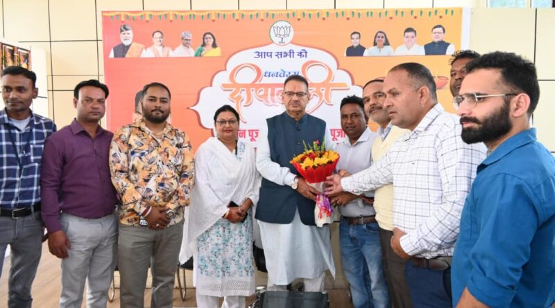 कैबिनेट मंत्री गणेश जोशी से भेंट करते ओएनजीसी संविदा कर्मचारी संघ, देहरादून के प्रतिनिधिमंडल