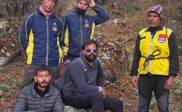 केदारनाथ मार्ग पर नदी में फंसे दो युवकों का SDRF द्वारा किया गया सकुशल रेस्क्यू