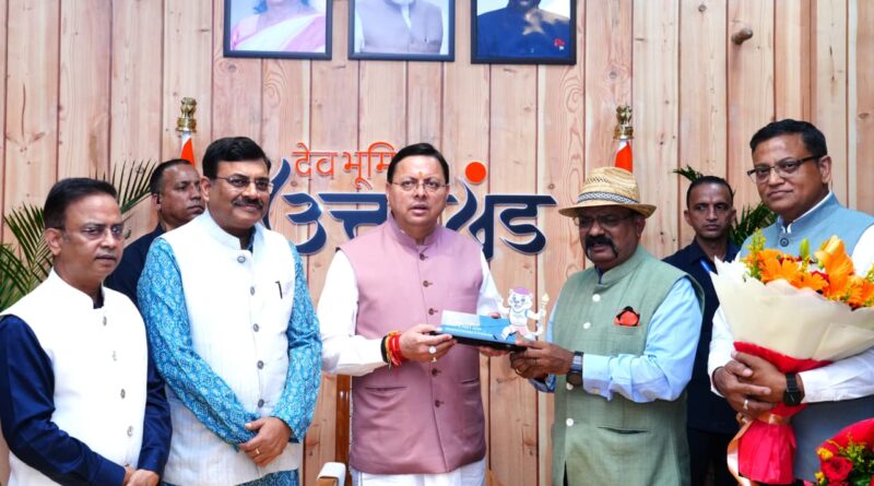 मुख्यमंत्री  पुष्कर सिंह धामी से रविवार को मुख्यमंत्री आवास में मंत्रीगण, विधायकगण, भारतीय प्रशासनिक सेवा , पुलिस तथा वानिकी सेवाओं के अधिकारीगणों और प्रदेशभर से आए लोगों ने भेंट कर दीपावली पर्व की हार्दिक शुभकामनाएं दीं।