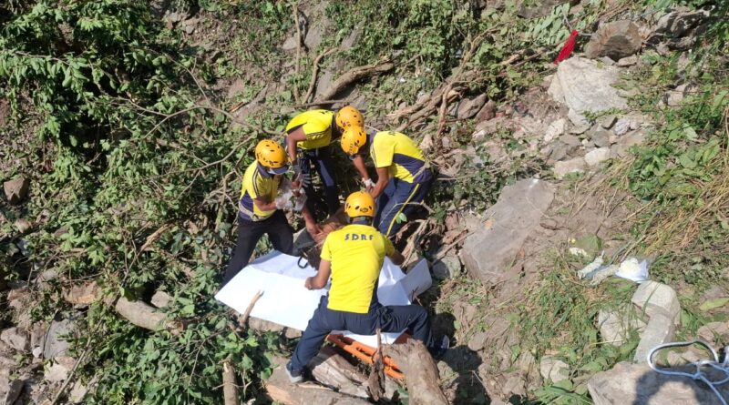 पौड़ी गढ़वाल जंपिंग हाइट्स, मोहनचट्टी में जेसीबी वाहन हुआ दुर्घटनाग्रस्त,SDRF ने किया चालक का शव बरामद