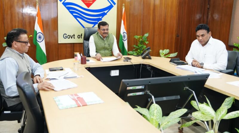 मुख्य सचिव  आनन्द बर्द्धन की अध्यक्षता में शुक्रवार को सचिवालय में नर्सिंग पाठ्यक्रम संचालन हेतु गठित एम्पावर्ड समिति की बैठक आयोजित हुयी