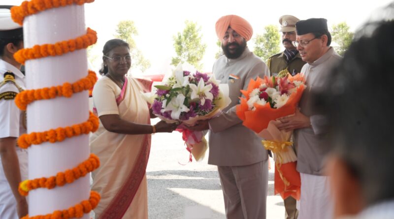 विधानसभा परिसर में राष्ट्रपति  द्रौपदी मुर्मु के आगमन पर राज्यपाल लेफ्टिनेंट जनरल गुरमीत सिंह (से नि) , मुख्यमंत्री  पुष्कर सिंह धामी