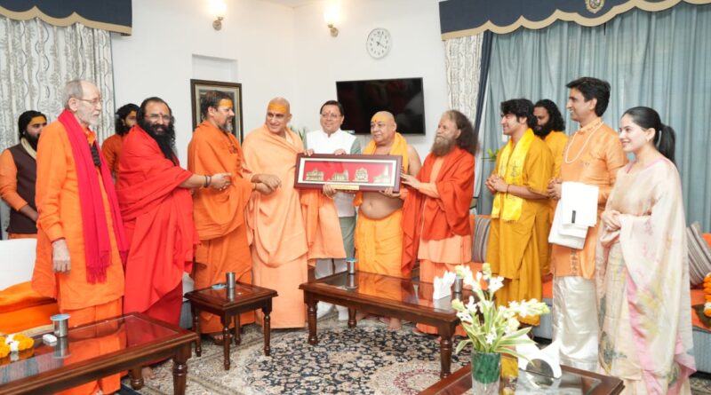 संत समाज ने मुख्यमंत्री धामी को दिया आशीर्वाद — ‘देवभूमि के धर्म-संरक्षक’ की उपाधि