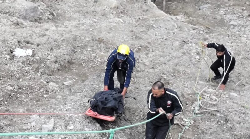 जनपद देहरादून:कोलूखेत के पास बाइकसवार पिता-पुत्र गिरे खाई में SDRF ने चलाया रेस्क्यू ऑपरेशन