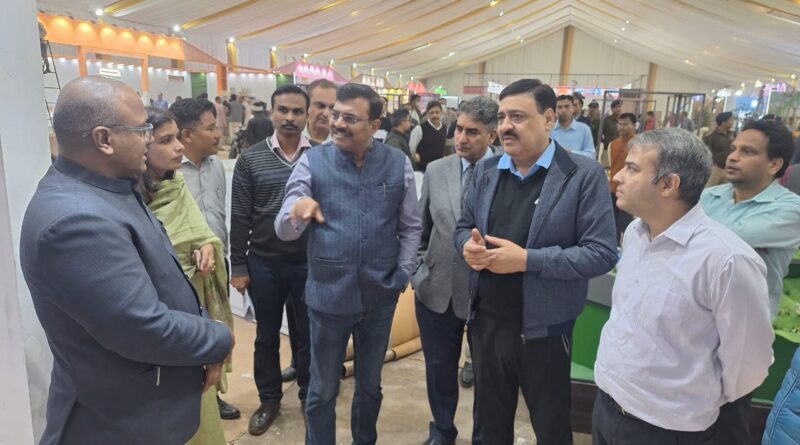 मुख्य सचिव  आनन्द बर्द्धन ने शुक्रवार को देहरादून स्थित फॉरेस्ट रिसर्च इंस्टीट्यूट (एफआरआई) जाकर उत्तराखण्ड रजत जयंती समारोह के दौरान 09 नवम्बर को आयोजित होने वाले मुख्य कार्यक्रम की तैयारियों का जायजा लिया