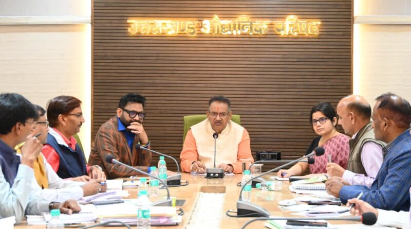 औद्यानिक परिषद सभागार में विभागीय अधिकारियों के साथ कृषि एवं उद्यान विभाग के लंबित प्रकरणों के निराकरण के संबंध में बैठक करते कृषि मंत्री गणेश जोशी