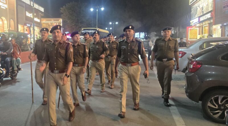 आमजन को सुरक्षा का भरोसा व सतर्कता का संदेश देने के लिये दून पुलिस ने निकाला फ्लैगमार्च