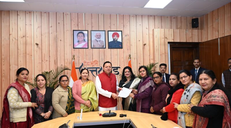 मुख्यमंत्री  पुष्कर सिंह धामी से रविवार को मुख्यमंत्री आवास में आंगनबाड़ी कार्यकत्री/सेविका/ मिनी कर्मचारी संगठन के सदस्यों ने भेंट की