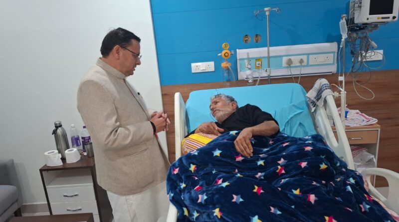 मुख्यमंत्री धामी ने  महंत इन्दिरेश अस्पताल में यूकेडी के वरिष्ठ नेता दिवाकर भट्ट का लिया हालचालभर्ती