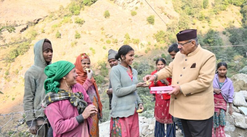 देश के प्रथम गांव माणा पहुंचे ग्राम्य विकास मंत्री गणेश जोशी सेना के जवानों और ग्रामीणों से की मुलाकात