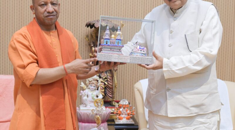 महाराज ने की यूपी के मुख्यमंत्री योगी से शिष्टाचार भेंट
