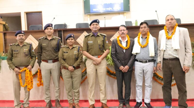 माह नवम्बर में सेवानिवृत्त होने वाले पुलिस कर्मियों के लिये किया गया विदाई समारोह का आयोजन