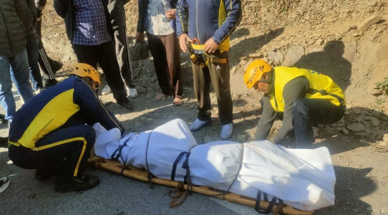 कालसी डैम के पास वाहन दुर्घटना—SDRF की त्वरित कार्रवाई, दो घायल सुरक्षित, एक व्यक्ति की मृत्यु