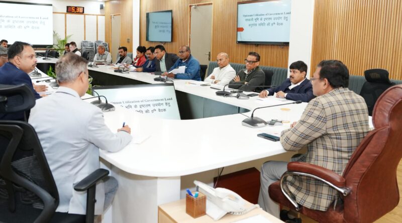 मुख्य सचिव  आनन्द बर्द्धन की अध्यक्षता में बुधवार को सचिवालय में भूमि के इष्टतम उपयोग के लिए गठित अनुशंसा समिति की बैठक आयोजित हुई।