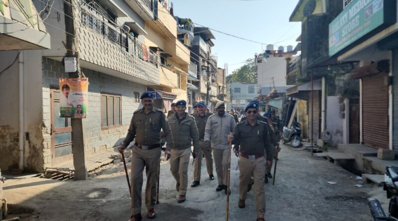 पुलिस द्वारा पीएसी बल के साथ डालनवाला क्षेत्र में किया फ्लैग मार्च