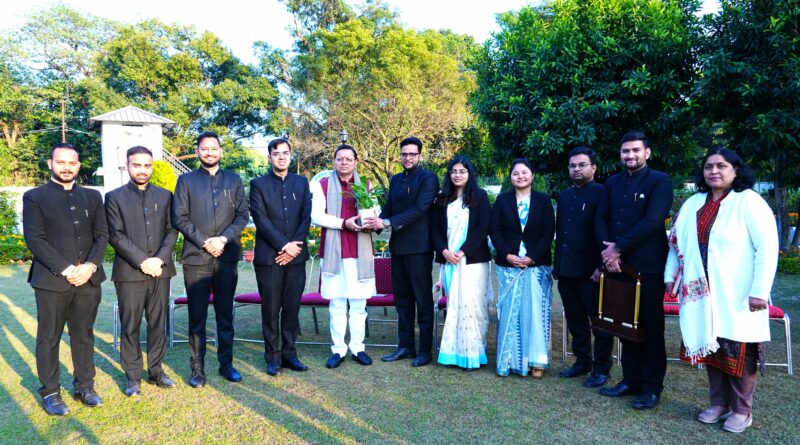 मुख्यमंत्री आवास में परिवीक्षाधीन पीसीएस अधिकारियों ने मुख्यमंत्री पुष्कर सिंह धामी से की भेंट