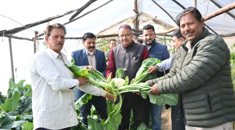 कृषि मंत्री गणेश जोशी ने भगरतौला में किसानों से किया संवाद, पॉलीहाउस क्लस्टर मॉडल की सराहना की
