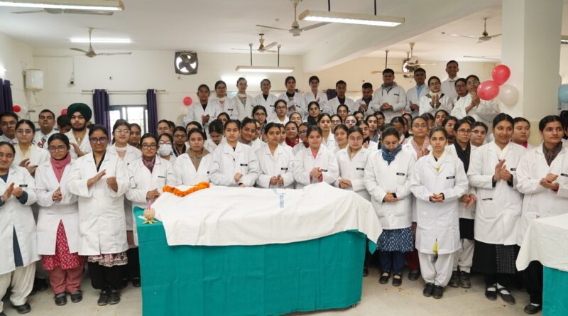 एसजीआरआर मेडिकल कॉलेज में कैडैवरिक ओथ समारोह सम्पन्न एमबीबीएस 2025 बैच ने शव प्रतिज्ञा लेकर शरीर दानकर्ताओं को प्रथम गुरु के रूप में किया नमन