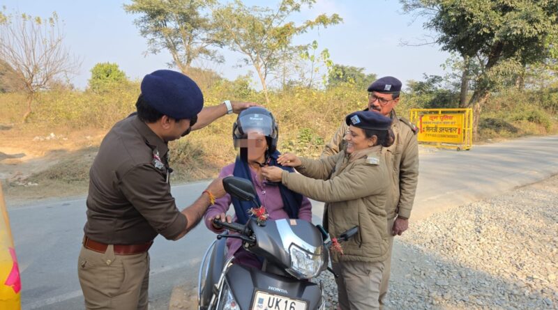 बिना हेलमेट दोपहिया चालकों को समझाया सुरक्षा का महत्व, निःशुल्क हेलमेट वितरित