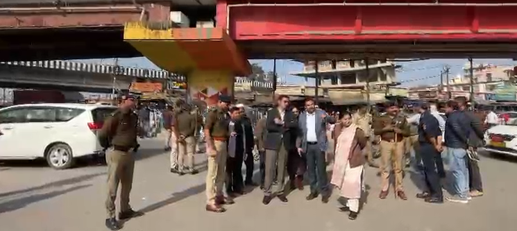 आईएसबीटी निकासी गेट पर बने निर्माण ध्वस्त; चौकी शिफ्ट करने के निर्देश