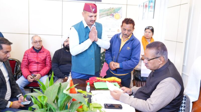 कैंप कार्यालय में जनसुनवाई कार्यक्रम के दौरान लोगों की समस्याएं सुनते कैबिनेट मंत्री गणेश जोशी