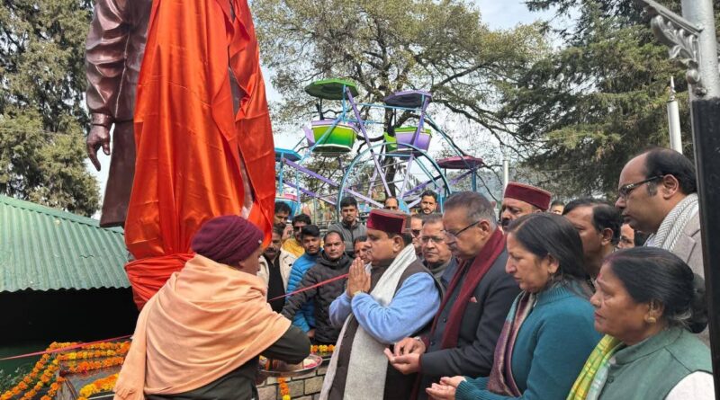 मसूरी स्थित अटल उद्यान में स्व. अटल बिहारी वाजपेयी की मूर्ति का लोकार्पण करते भाजपा प्रदेश अध्यक्ष महेंद्र भट्ट एवं कैबिनेट मंत्री गणेश जोशी