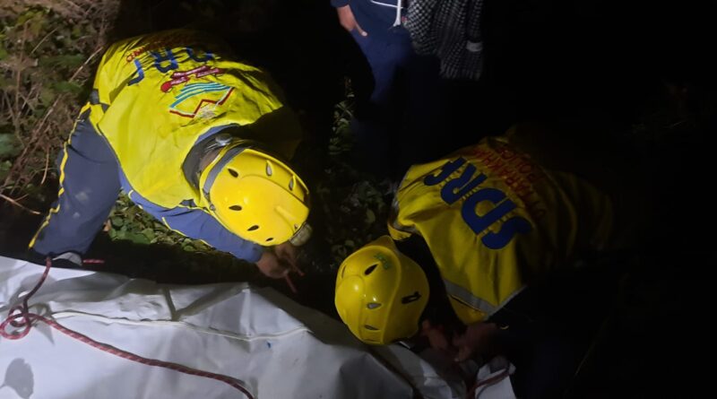मिरचोड, पौड़ी में गहरी खाई में गिरे वाहन से SDRF उत्तराखंड पुलिस ने किया शव बरामद