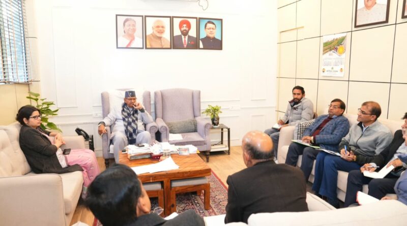 29 दिसम्बर को चमोली के गोचर में आयोजित होने वाले किसान सम्मेलन की तैयारियों को लेकर अधिकारियों के साथ बैठक करते कृषि मंत्री गणेश जोशी