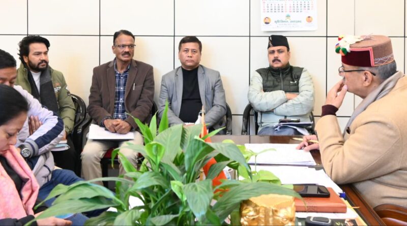 पीएमजीएसवाई के तहत निर्माणाधीन मोटर मार्गों की प्रगति की समीक्षा करते कैबिनेट मंत्री गणेश जोशी