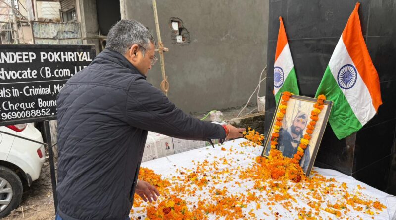मेयर थपलियाल ने शहीद दीपक नैनवाल की जयंती पर दी श्रद्धांजलि