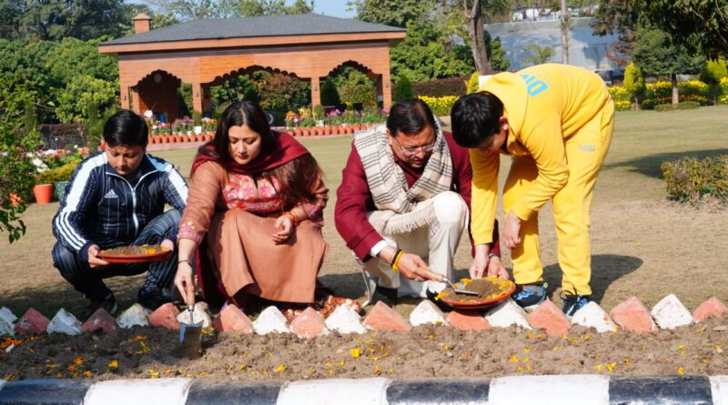 मुख्यमंत्री पुष्कर सिंह धामी ने सपरिवार रोपे ट्यूलिप के बल्ब, आवास परिसर में खिलेगी 17 प्रजातियों की रंगत