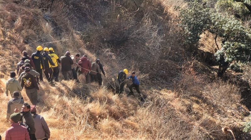 पिथौरागढ़: पहाड़ी से गिरकर चरवाहे की मौत, SDRF ने 2.5 किमी दुर्गम रास्तों पर चलकर निकाला शव