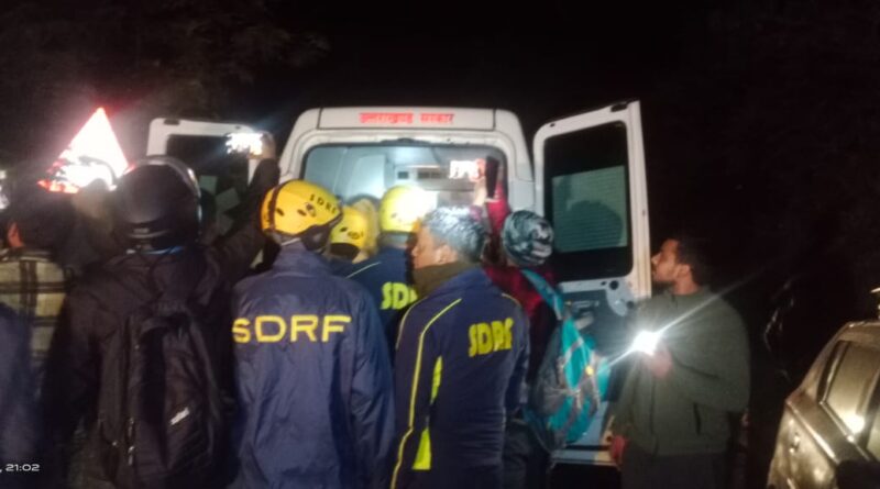 नैनीताल हादसा: हनुमानगढ़ी के पास गहरी खाई में गिरी स्विफ्ट कार, SDRF ने 5 पर्यटकों को सुरक्षित निकाला