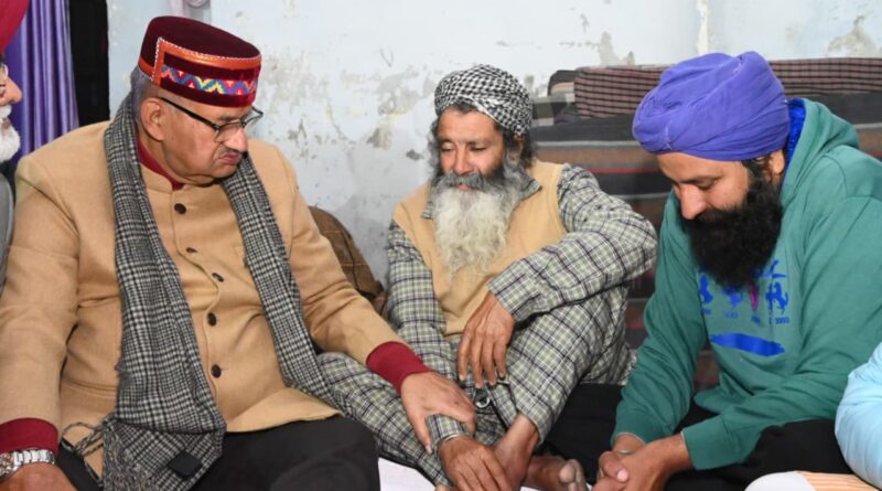 कृषि मंत्री गणेश जोशी ने मृतक किसान के परिजनों से की मुलाकात, हर संभव मदद का दिया भरोसा