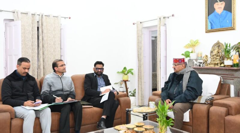कृषि एवं उद्यान विभाग के अधिकारियों के साथ विभागीय समीक्षा करते कृषि मंत्री गणेश जोशी