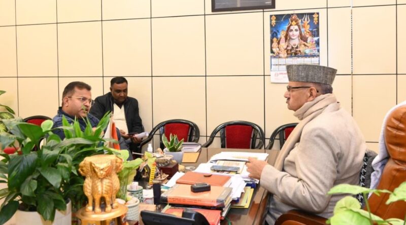 जल निगम के अधिकारियों के साथ मसूरी विधानसभा क्षेत्र की विभिन्न विकास कार्यों की प्रगति की समीक्षा करते कैबिनेट मंत्री गणेश जोशी