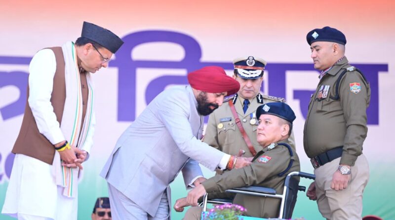 गणतंत्र दिवस के अवसर पर राज्यपाल ने लोक भवन एवं परेड ग्राउंड में फहराया राष्ट्रीय ध्वज।