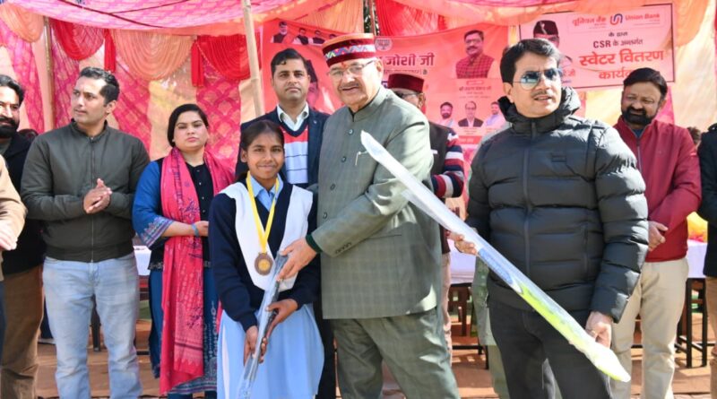 सेवा सप्ताह के अंतर्गत आज राजकीय इंटर कॉलेज किशनपुर के छात्र छात्राओं को गर्म स्वेटर एवं खेल सामग्री की किट वितरित करते कैबिनेट मंत्री गणेश जोशी