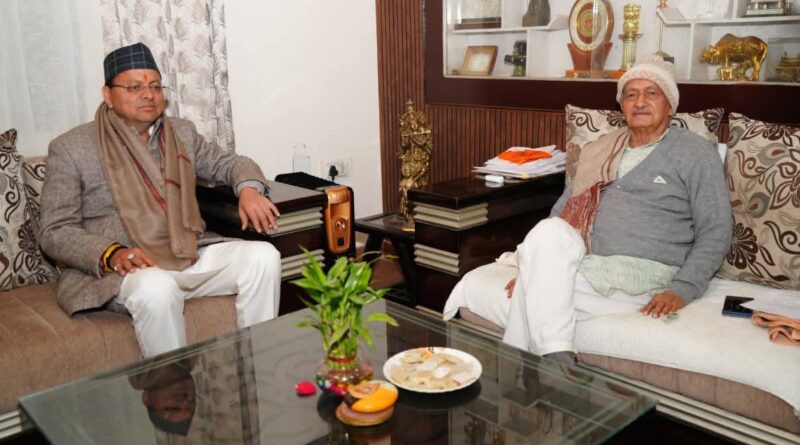 मुख्यमंत्री  पुष्कर सिंह धामी ने पद्म भूषण सम्मान हेतु चयनित होने पर  भगत सिंह कोश्यारी को उनके आवास पर पहुंच कर दी बधाई