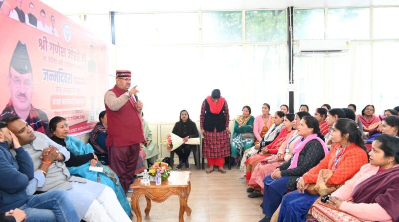 सेवा सप्ताह के तहत आशा कार्यकत्रियों का सम्मान करते कैबिनेट मंत्री गणेश जोशी
