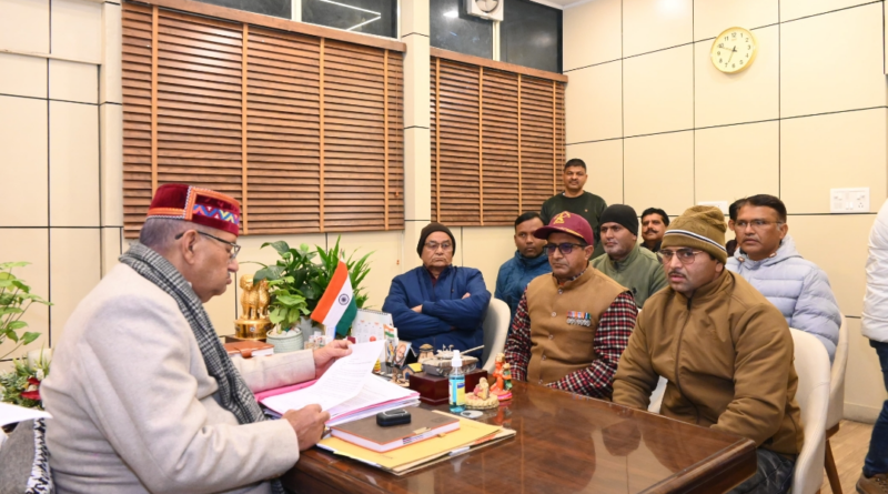 सेवारत सैनिकों के परिजनों को स्थानांतरण अधिनियम में छूट देने की मांग को लेकर सैनिक कल्याण मंत्री गणेश जोशी से मुलाकात करते पूर्व सैनिक