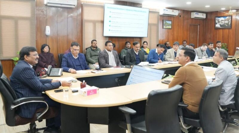 आवारा कुत्तों और गौवंश को लेकर सरकार सख्त, विभागों को दिए निर्देश