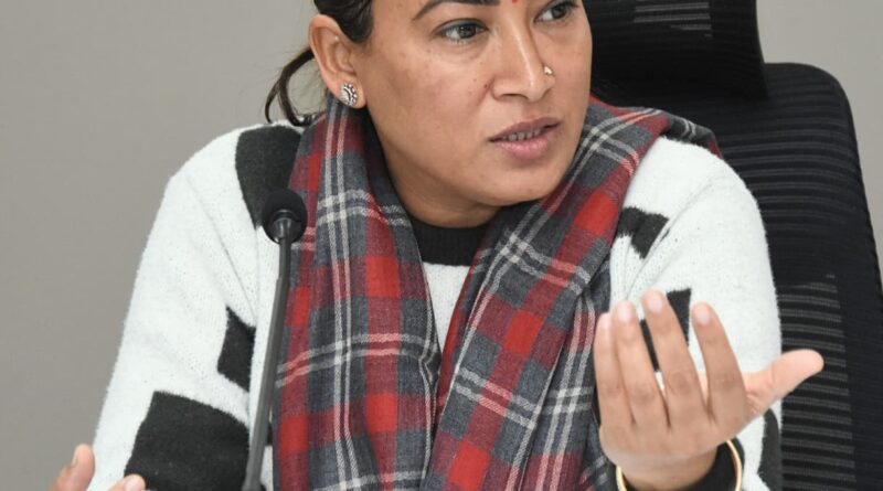 योजनाओं के क्रियान्वयन में लाएं तेजी : रेखा आर्या