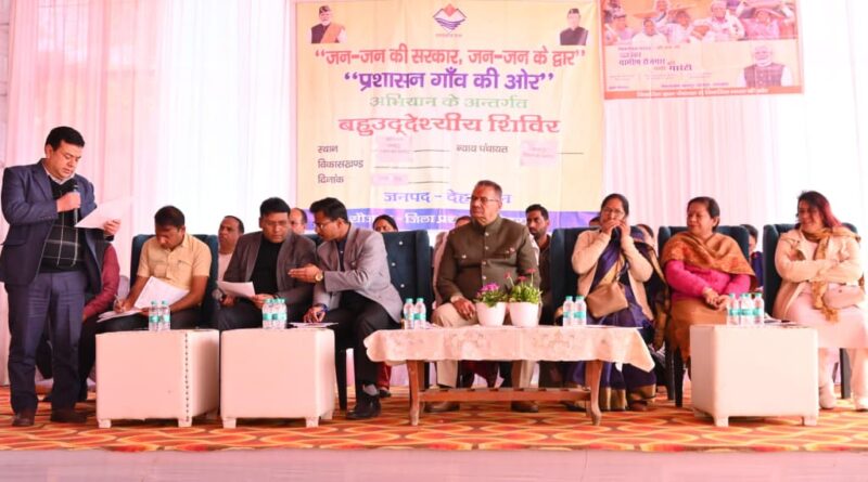 जन–जन की सरकार, जन–जन के द्वार कार्यक्रम में लाभार्थियों से संवाद कर उनकी समस्याएं सुनते एवं मौके पर ही निस्तारण करते कैबिनेट मंत्री गणेश जोशी