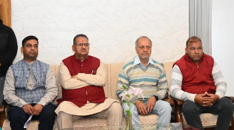 प्रधानमंत्री मोदी के मासिक रेडियो कार्यक्रम ‘मन की बात’ के 131वें संस्करण को सुनते कैबिनेट मंत्री गणेश जोशी