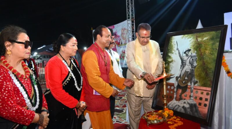 गोर्खा हिमालयन फेस्टिवल के समापन कार्यक्रम में प्रतिभाग करते कैबिनेट मंत्री गणेश जोशी